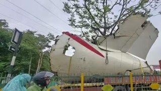 কোথা থেকে আগুন লাগল? বিমানের লেজের অংশ খতিয়ে দেখতে চান তদন্তকারীরা। কোথা থেকে আগুন লাগল? বিমানের লেজের অংশ খতিয়ে দেখতে চান তদন্তকারীরা।