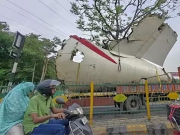 Air India Flight Accident: শর্ট সার্কিট থেকেই আগুন? নজরে এয়ার ইন্ডিয়া বিমানের লেজের অংশ! উঠে আসবে নতুন তথ্য?