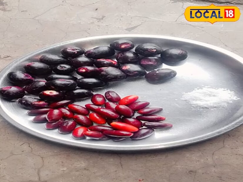 এবার আসা যাক করমচা ফলের কথায়। এটি এমন একটি ফল যা বর্ষাকাল শুরু হওয়ার সঙ্গে সঙ্গেই বাজারে আসতে শুরু করে। সবাই এই ফলটি খেতে খুব পছন্দ করে। শিশু থেকে শুরু করে বয়স্ক- পাতে পড়লে কেউ না বলবেন না। স্বাদে টক করমচা লবণ দিয়ে খাওয়ার রেওয়াজ। বর্ষাকালে এটি অনেক পরিবারেই প্রচুর পরিমাণে খাওয়া হয়ে থাকে। করমচার আচারও খুব সুস্বাদু।