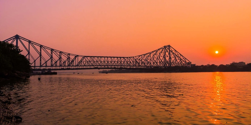 প্যারিসের আইফেল টাওয়ার বা সিডনি হারবারের মতোই আধুনিক আলোকসজ্জায় এবার আরও আকর্ষণীয় হয়ে উঠবে রবীন্দ্র সেতু। প্রকল্পটির নাম দেওয়া হয়েছে ‘ডায়নামিক অর্কিটেকচারাল ইলুমিনেশন অব রবীন্দ্র সেতু’।