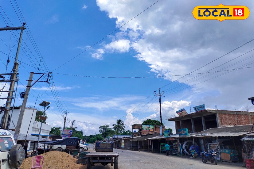 আবহাওয়া দফতরের সতর্কবার্তা অনুযায়ী, বজ্রপাতের সময় নিরাপদ স্থানে আশ্রয় নিন। গাছ, বিদ্যুতের খুঁটির নিচে আশ্রয় নেবেন না এবং জলাশয়ের সংস্পর্শ এড়িয়ে চলুন।