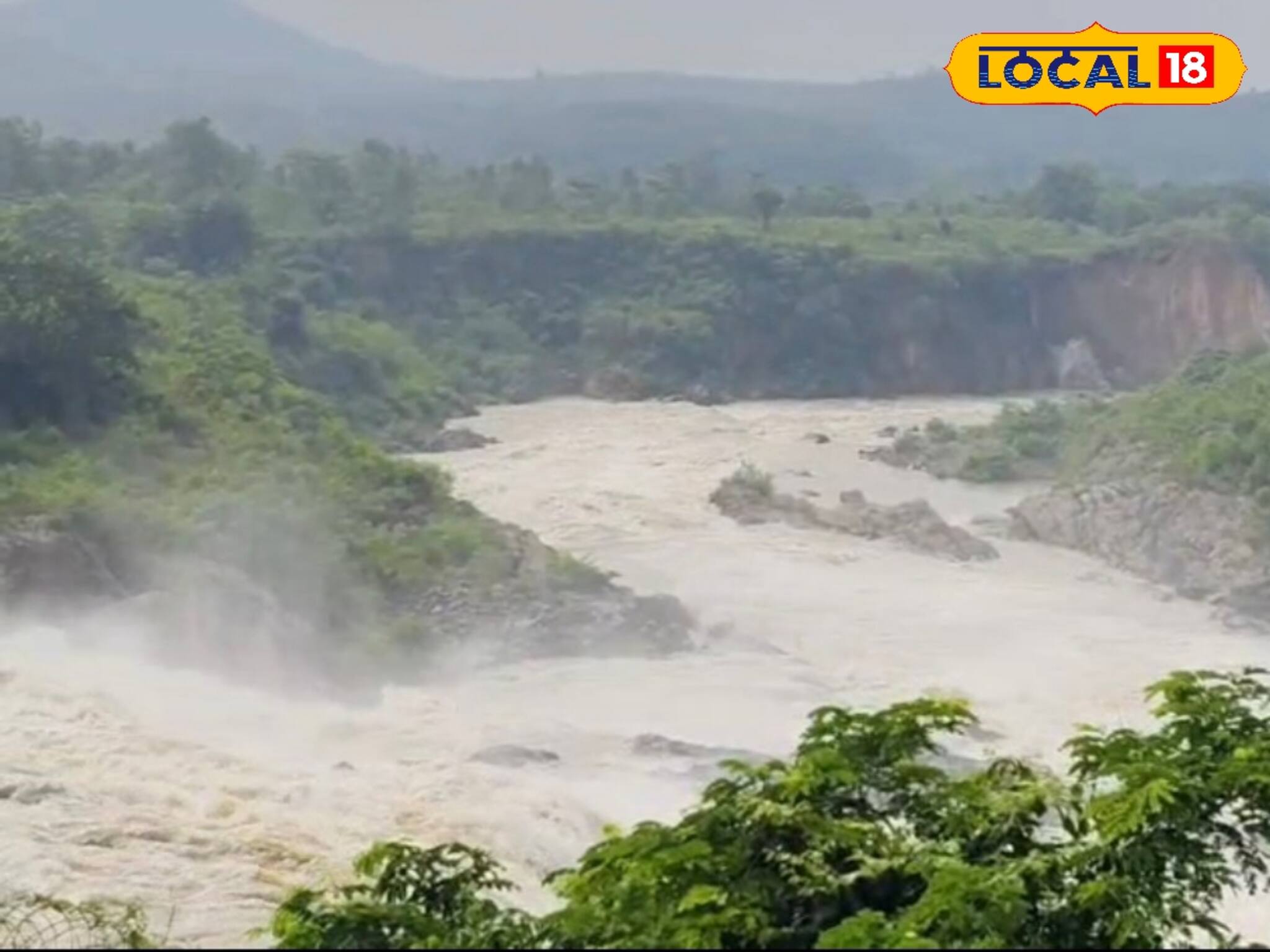 অবিরাম বৃষ্টিতে ফুঁসছে নদী, ১৫০০০ কিউসেক জল ছাড়া হল মুকুটমণিপুর জলাধার থেকে!