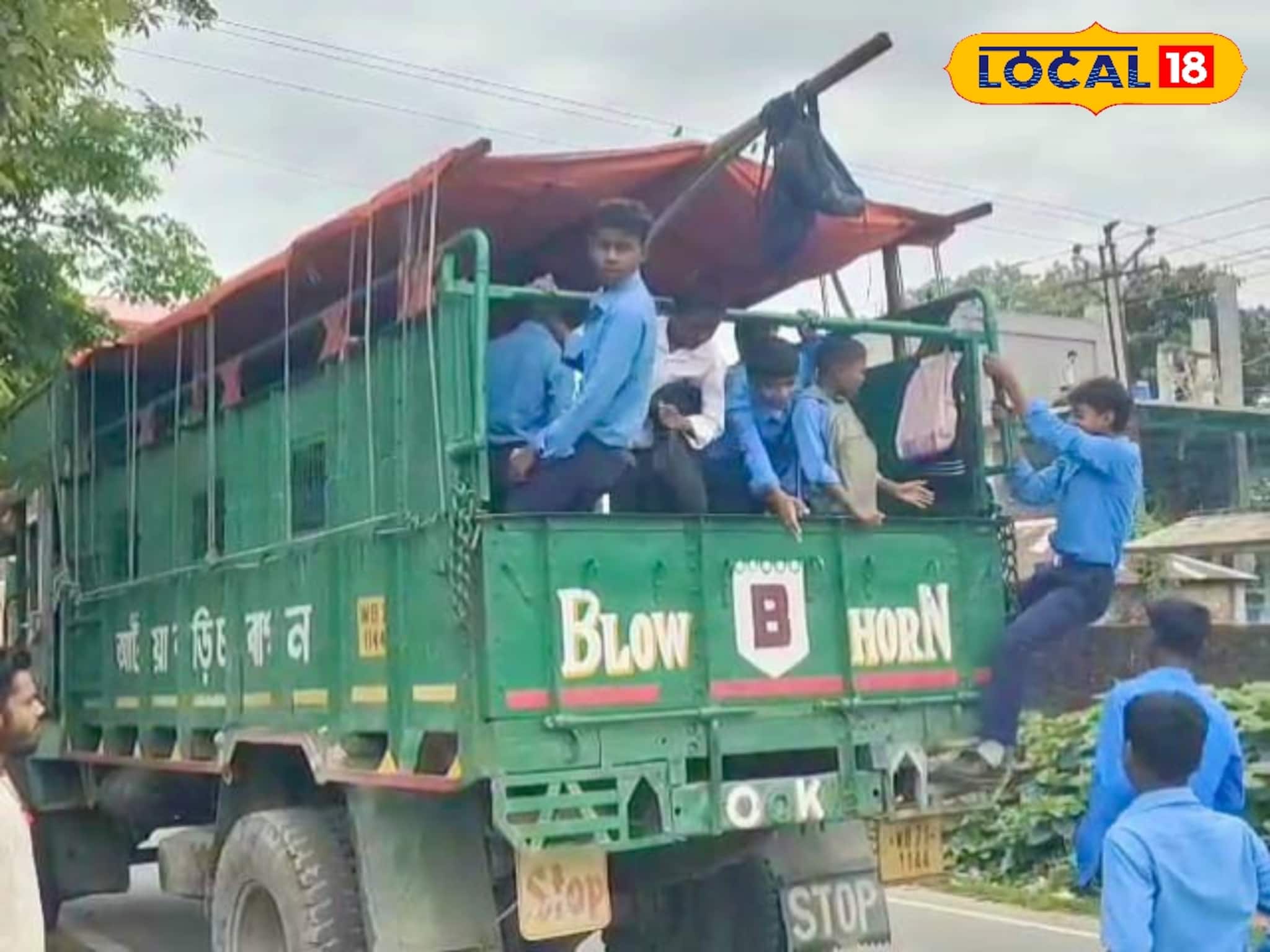 জোটে না বাস, ট্রাকে ঠাসাঠাসি করে স্কুল...! পড়াশুনার কঠিন লড়াইয়ে এইসব পড়ুয়ারা