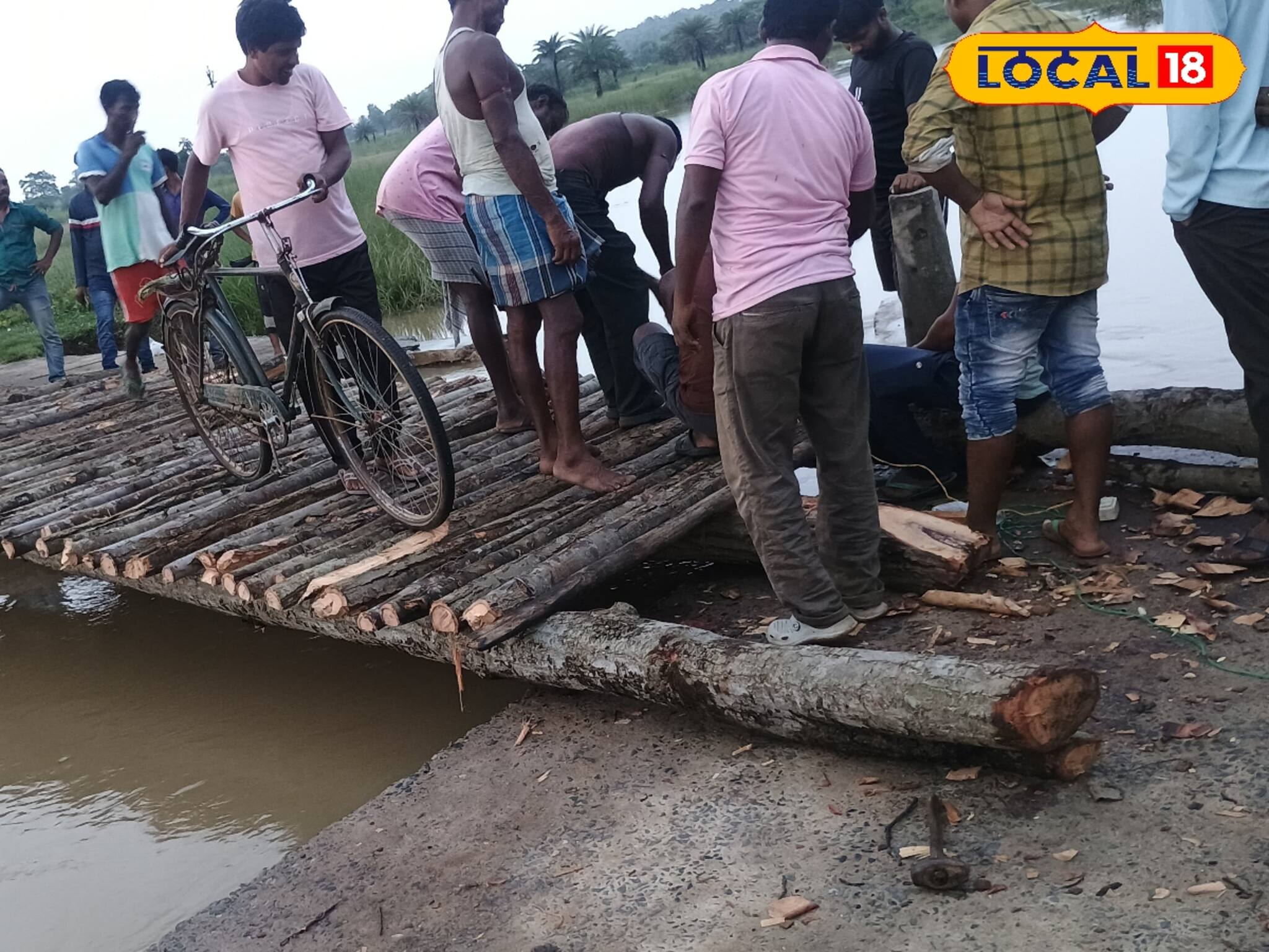 কজ‌ওয়ে ঠিক করে দেয়নি কেউ, নিজেরাই বানালেন কাঠের সাঁকো! আর তাতেই নতুন আশঙ্কা প্রশাসনের