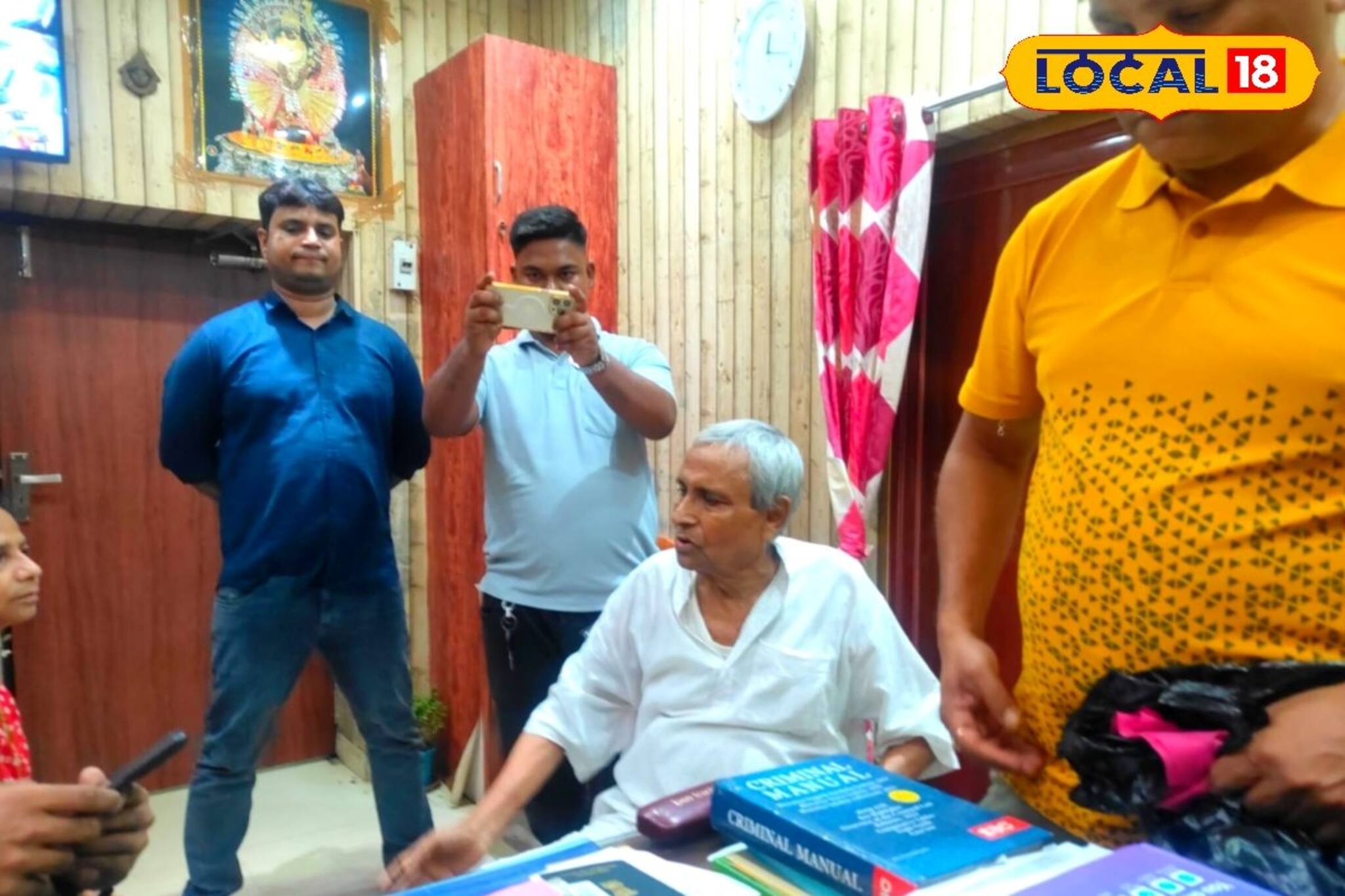 গাড়িতে লক্ষাধিক টাকা ফেলে গিয়েছিলেন প্রবীন ব্যক্তি! অ্যাপ ক্যাব চালক যা করলেন, সবাই অবাক