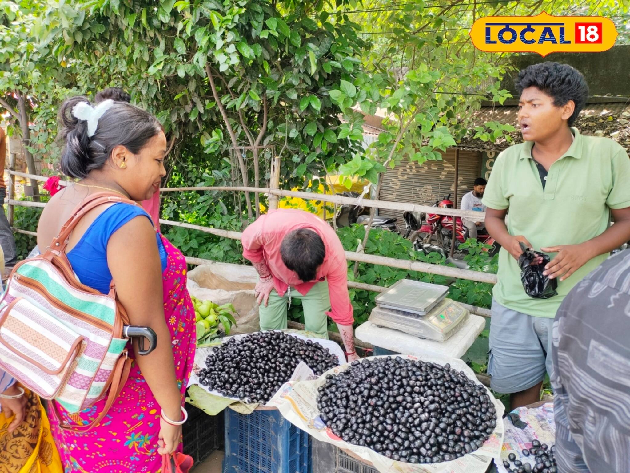 দামে, গুণে সবেতেই ফেল আম, লাইন দিয়ে 'একটা ফল' কিনছেন ক্রেতারা
