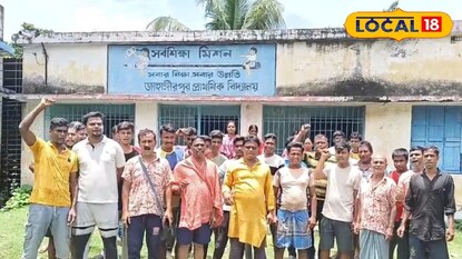 স্কুলের সামনে দাঁড়িয়ে বিক্ষোভ এলাকাবাসীর