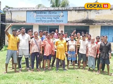 স্কুলের সামনে দাঁড়িয়ে বিক্ষোভ এলাকাবাসীর
