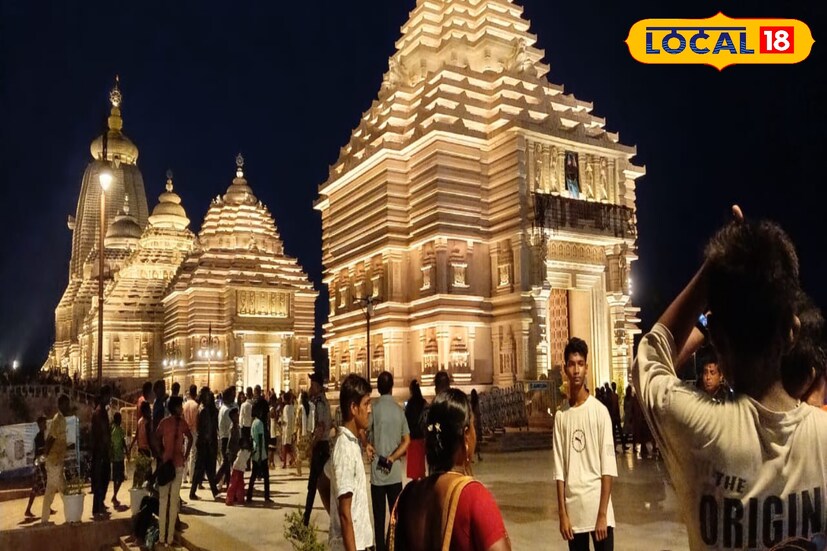 দিঘা জগন্নাথ মন্দির দর্শন করতে এসে ভক্তরা প্রতিটা মুহূর্ত বন্দি করছে ফোনে ভক্তরা। শুধু মন্দির চত্বরের মুহূর্ত বন্দি করা নয়, মন্দিরের ভেতরে মুহূর্ত বন্দি হচ্ছে ফোনে। এমনকি গর্ভগৃহের ছবি নিজেদের ফোনে বন্দী করতে ভক্তদের হুড়োহুড়ি প্রায়ই লেগে আছে।