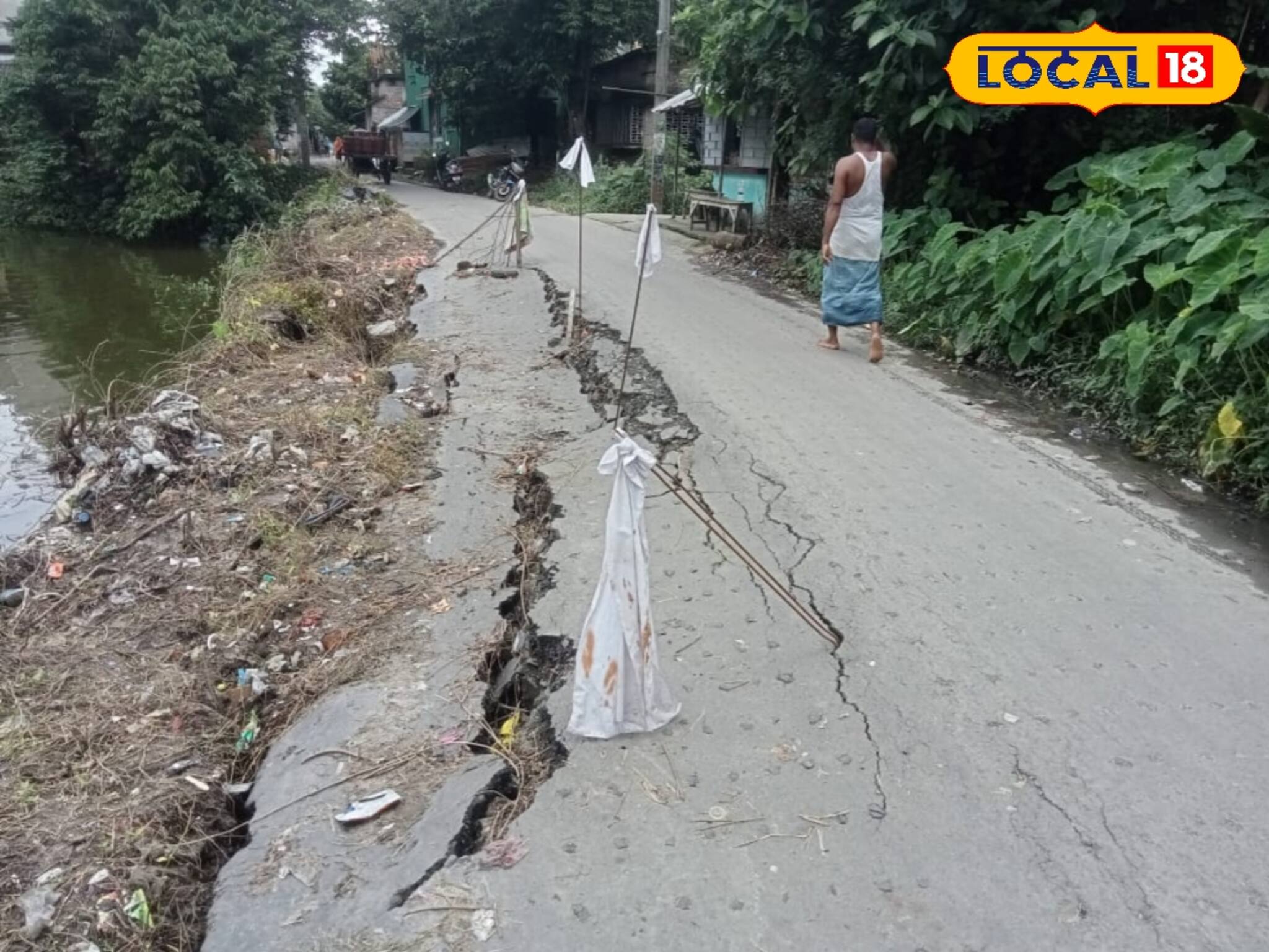 রাস্তা গিলে খাচ্ছে পুকুর...! এত বড় ফাটল, আতঙ্কে ঘুম উড়ছে বাসিন্দাদের, জানেন কোথায়