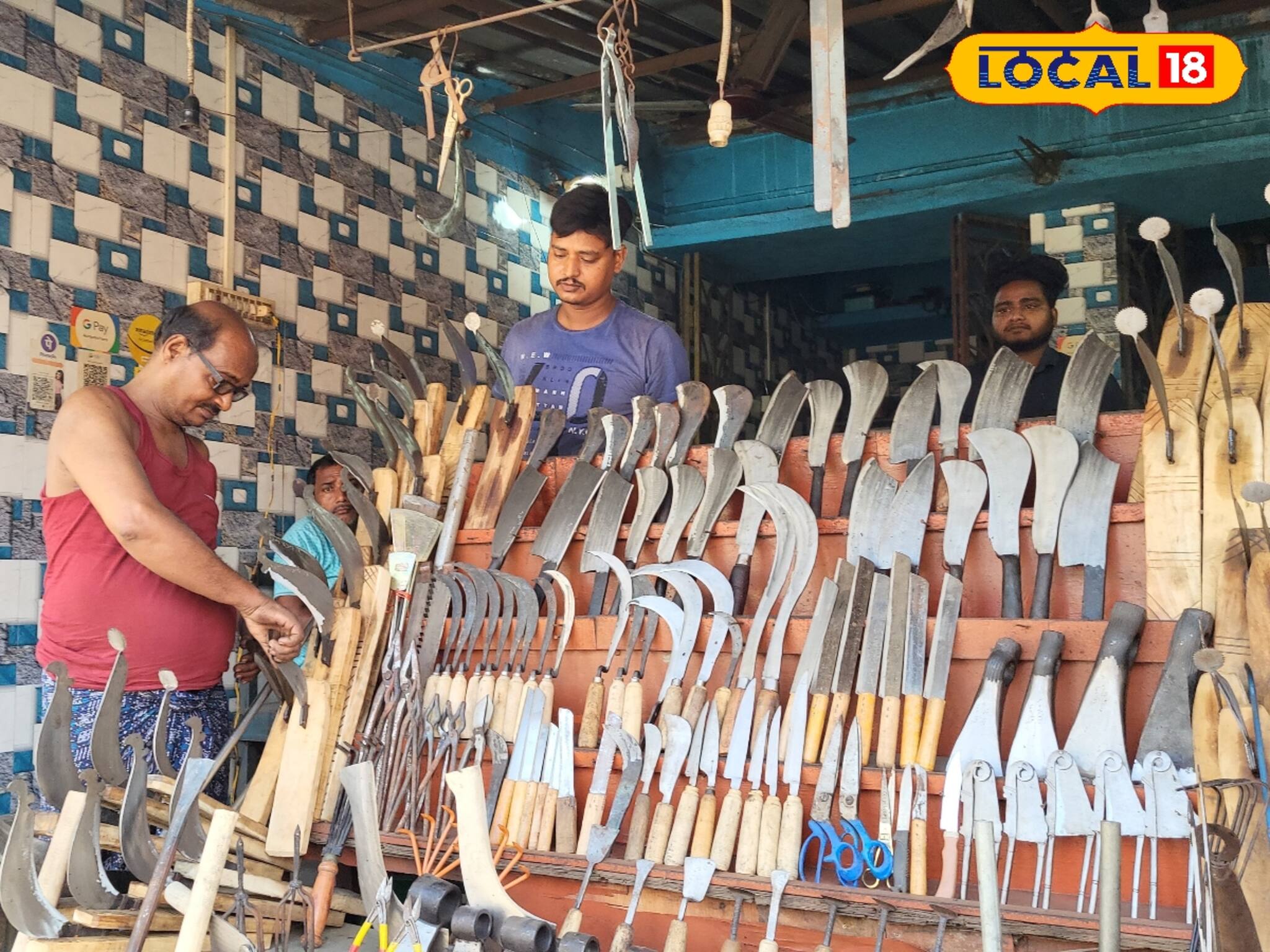 যুগের সঙ্গে তাল মিলিয়ে বদলেছে ব্যবসার পদ্ধতি, আজও এই এলাকার সম্পদ কামাররাই