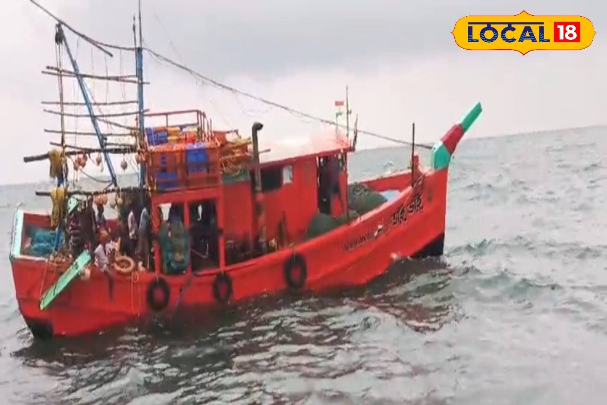 প্রথম বার সমুদ্রে গিয়ে দুর্ঘটনার মুখে 'ভাই-ভাই'! উত্তাল ঢেউয়ে শঙ্কা মৎস্যজীবীদের