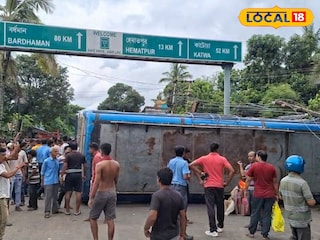 রাজ্য সড়কে বাস দুর্ঘটনা রাজ্য সড়কে বাস দুর্ঘটনা