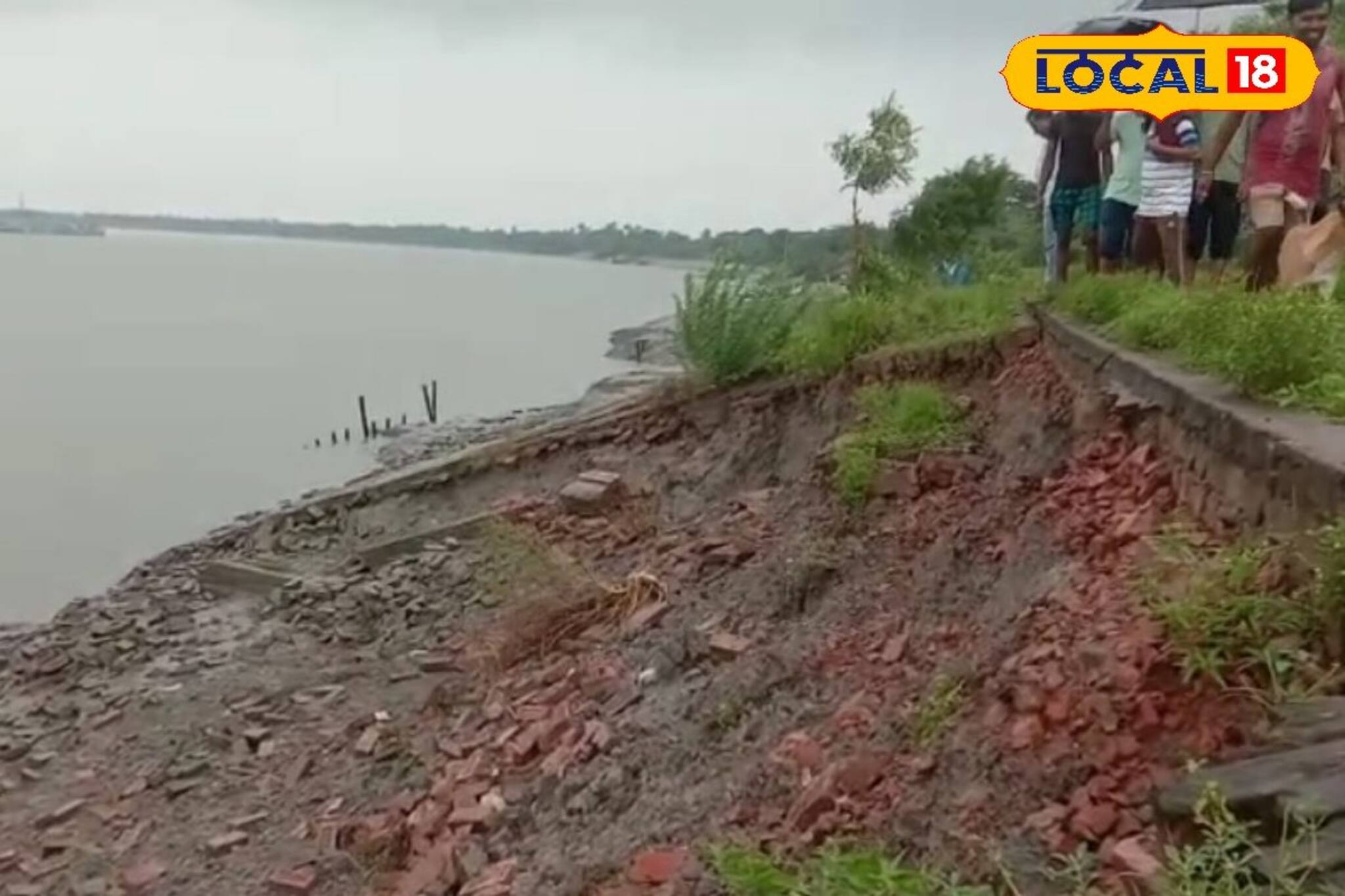 এক ফাটলে সর্বনাশ! বসছে ইছামতীর বাঁধ! রাত পাহারায় গ্রামবাসী