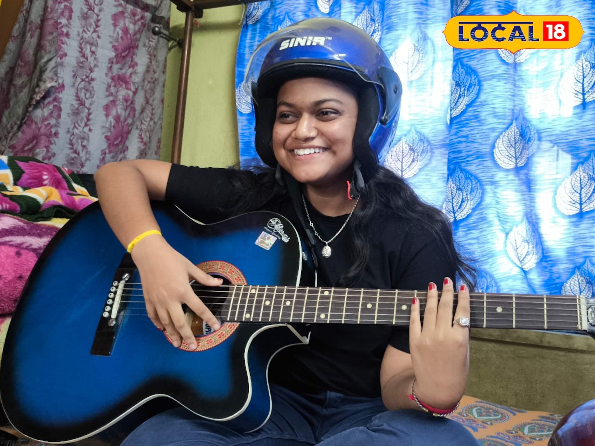 মাথায় হেলমেট, হাতে গিটার! এ কী করছে বাঁকুড়ার মেয়ে? 'পাগলামি' দেখতে উপচে পরে ভিড়!