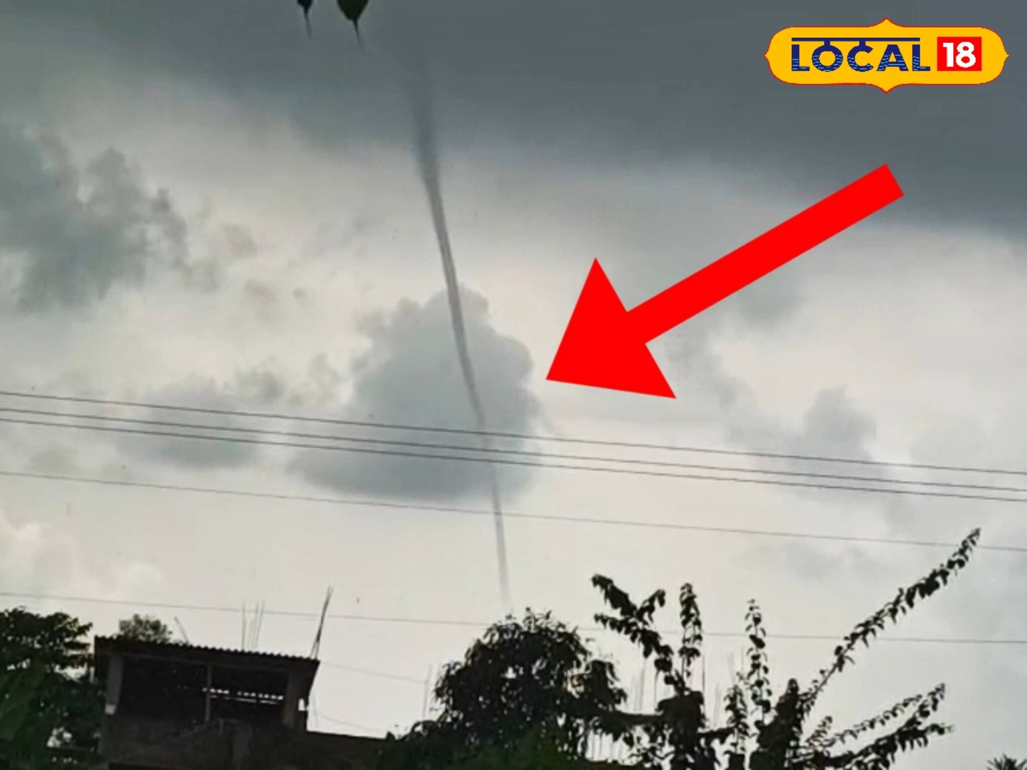 হঠাৎ আকাশ থেকে নদীতে ঢুকে যাচ্ছে...! কালো কুচকুচে ধোয়ার মতো ওটা কী! টর্নেডো নাকি?