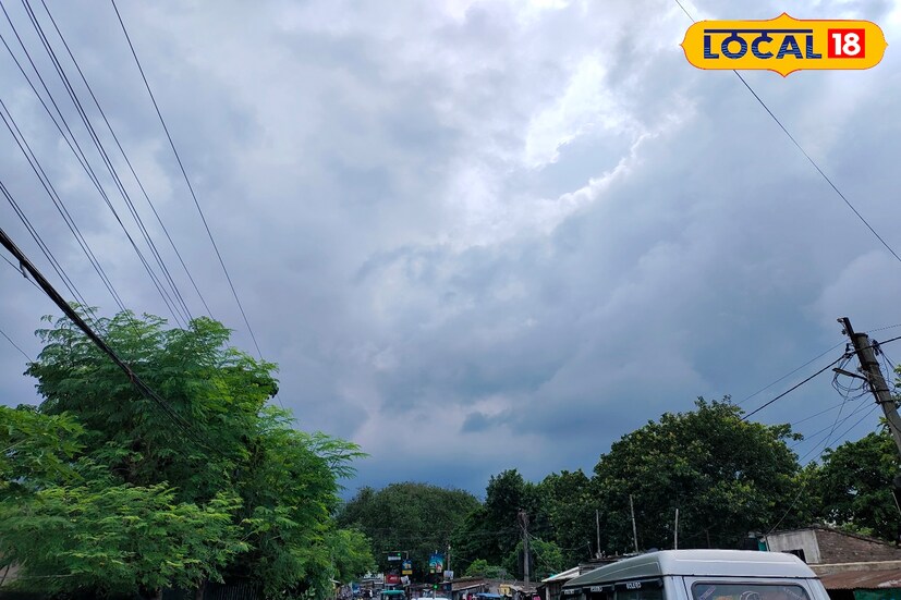 আবহাওয়া দফতরের পূর্বাভাস অনুযায়ী, মৌসুমি বায়ু প্রবাহের ফলে পশ্চিমবঙ্গের বেশিরভাগ জায়গায় হালকা থেকে মাঝারি বৃষ্টিপাতের সম্ভাবনা রয়েছে এবং কিছু জেলায় বিক্ষিপ্তভাবে ভারী থেকে অতি ভারী বৃষ্টিপাতের সম্ভাবনা রয়েছে।