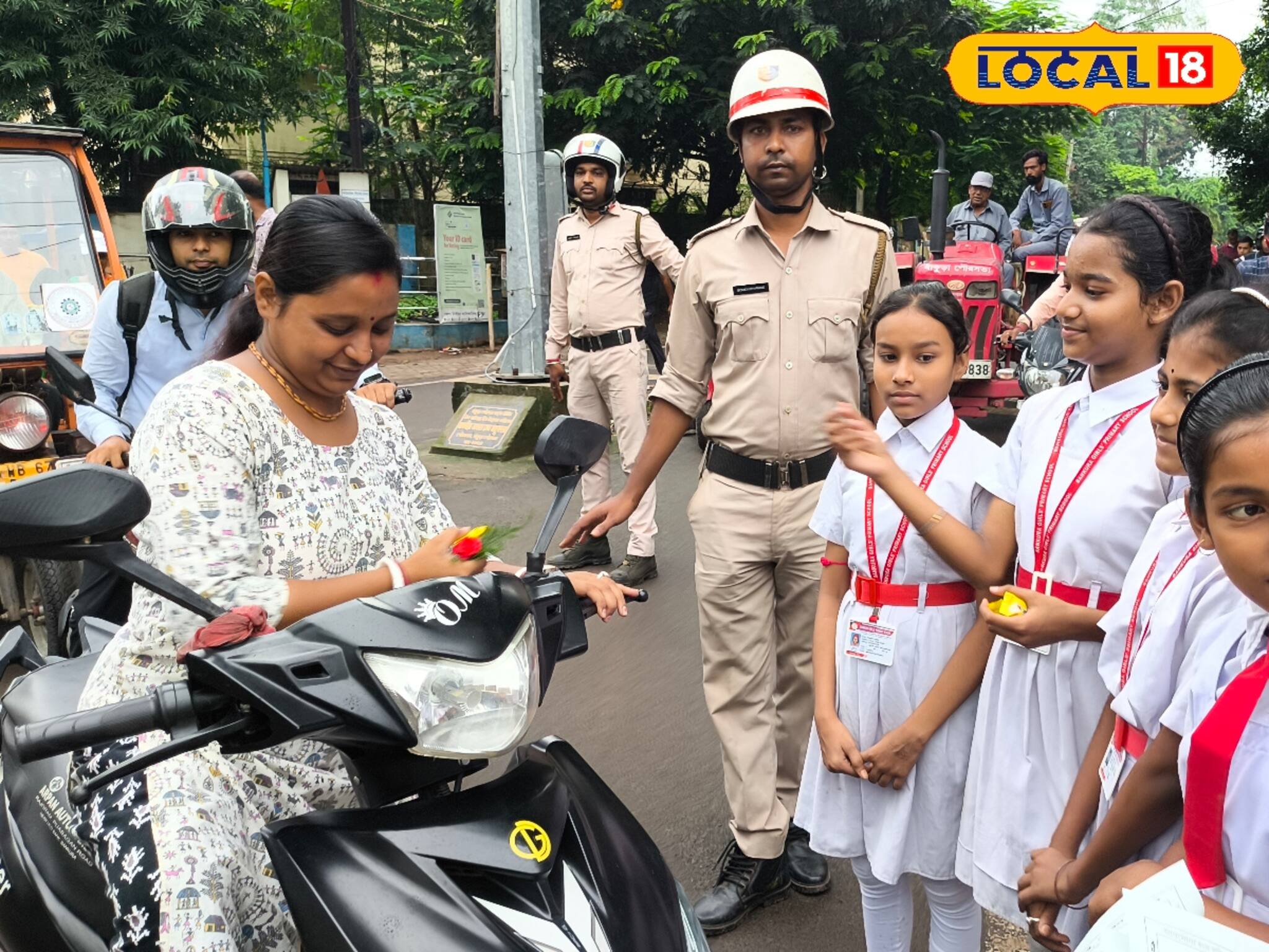 হেলমেট না পরলেই চকলেট! হতবাক হয়ে গেলেন বাইক আরোহীরা