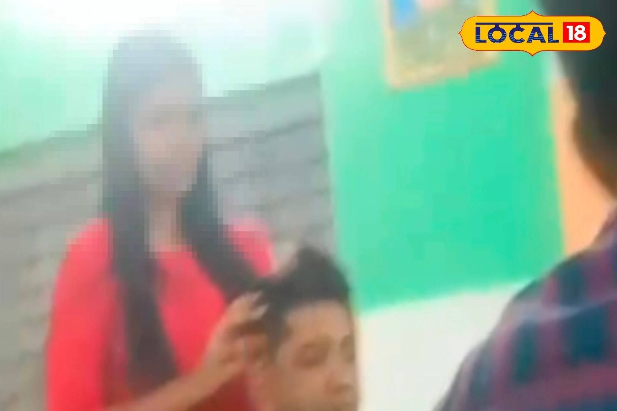 প্রকাশ্যে সোনারপুর কলেজে 'দাদার কীর্তি'! মাথা টেপাচ্ছেন ছাত্রীকে দিয়ে, তোলপাড় কলেজে