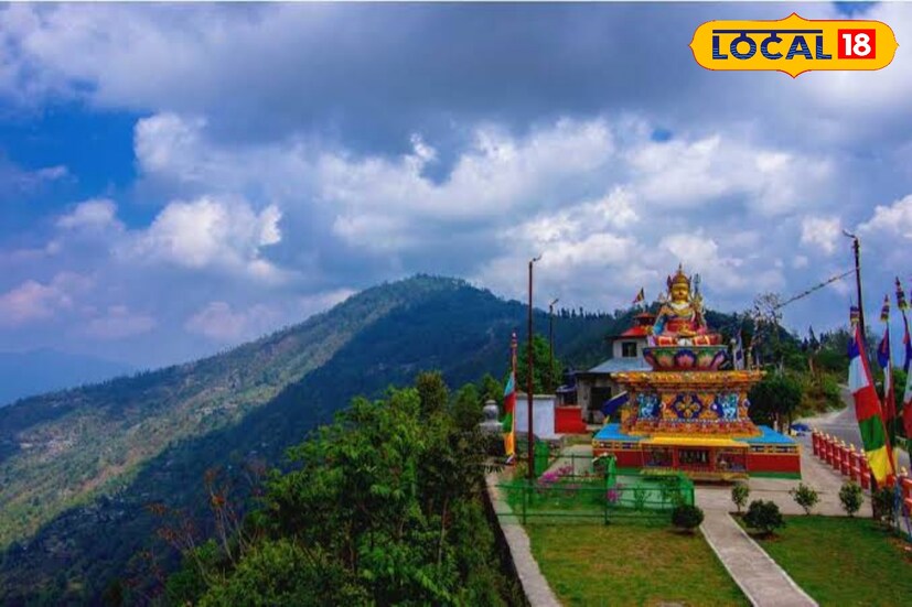 *গিতডাবলিং-এ বর্তমানে কয়েকটি ছোট হোমস্টে গড়ে উঠেছে পর্যটকদের থাকার জন্য। বাঁশে তৈরি ঘর, কাঠের জানালা আর পাহাড়ি ফুলে ঘেরা উঠোন এখানেই আপনাকে বরণ করবে। খাবারে থাকবে স্থানীয় পণ্য ভুট্টার রুটি, সুপ, ভাত ও সবজি, এছাড়াও সুস্বাদু কচি পাঁঠা কিংবা দেশি মুরগির ঝোল। প্রতিটি হোমস্টেতেই স্নেহময় পরিবেশ, যেন নিজের বাড়িতে ফিরে আসা।
