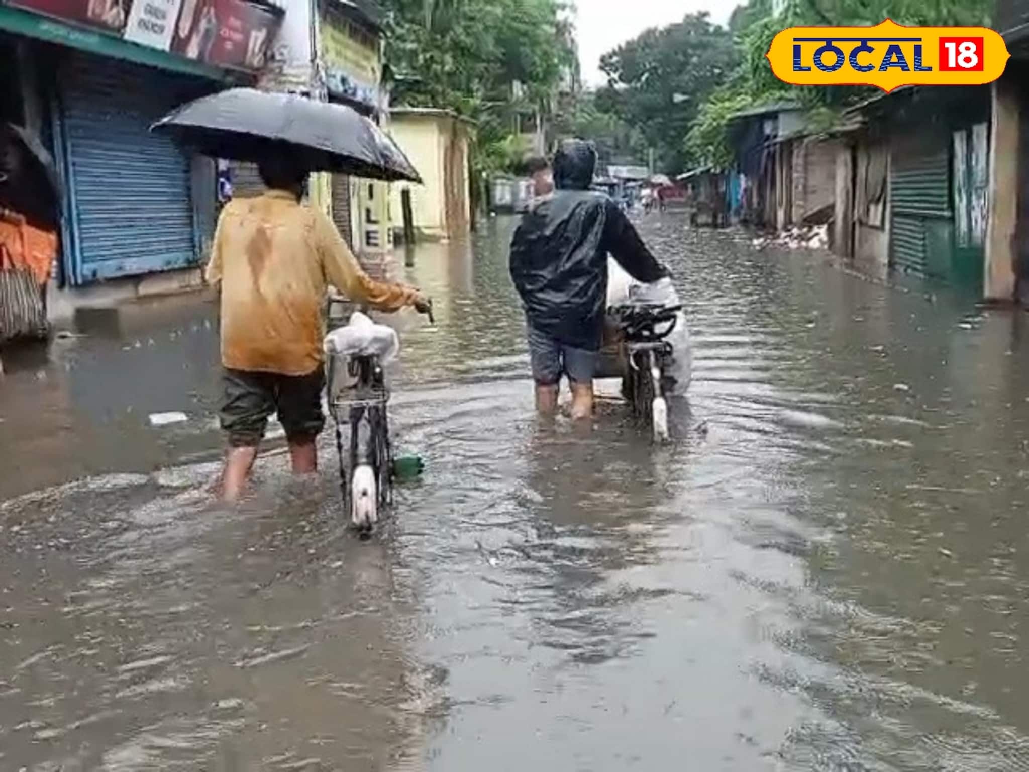 নাগাড়ে বৃষ্টিতে ভাসছে থই থই শহর! কোথাও কোমর সমান, কোথাও হাঁটুজল! কী অবস্থা দেখুন