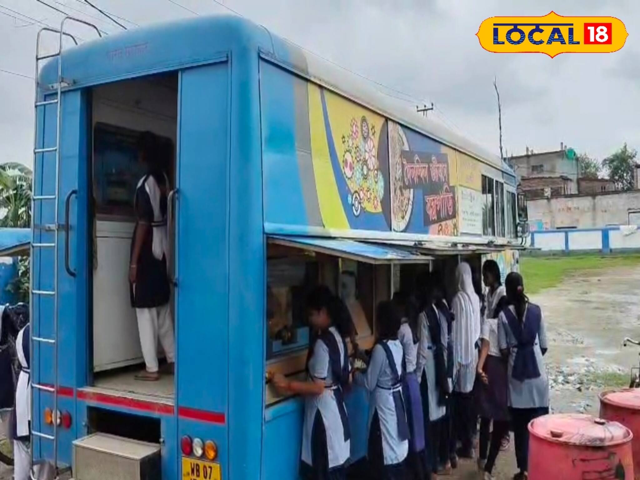 এই বাসেই মিলছে বিজ্ঞানের জ্ঞান! স্কুলে স্কুলে পৌঁছাচ্ছে ভ্রাম্যমান প্রদর্শনী