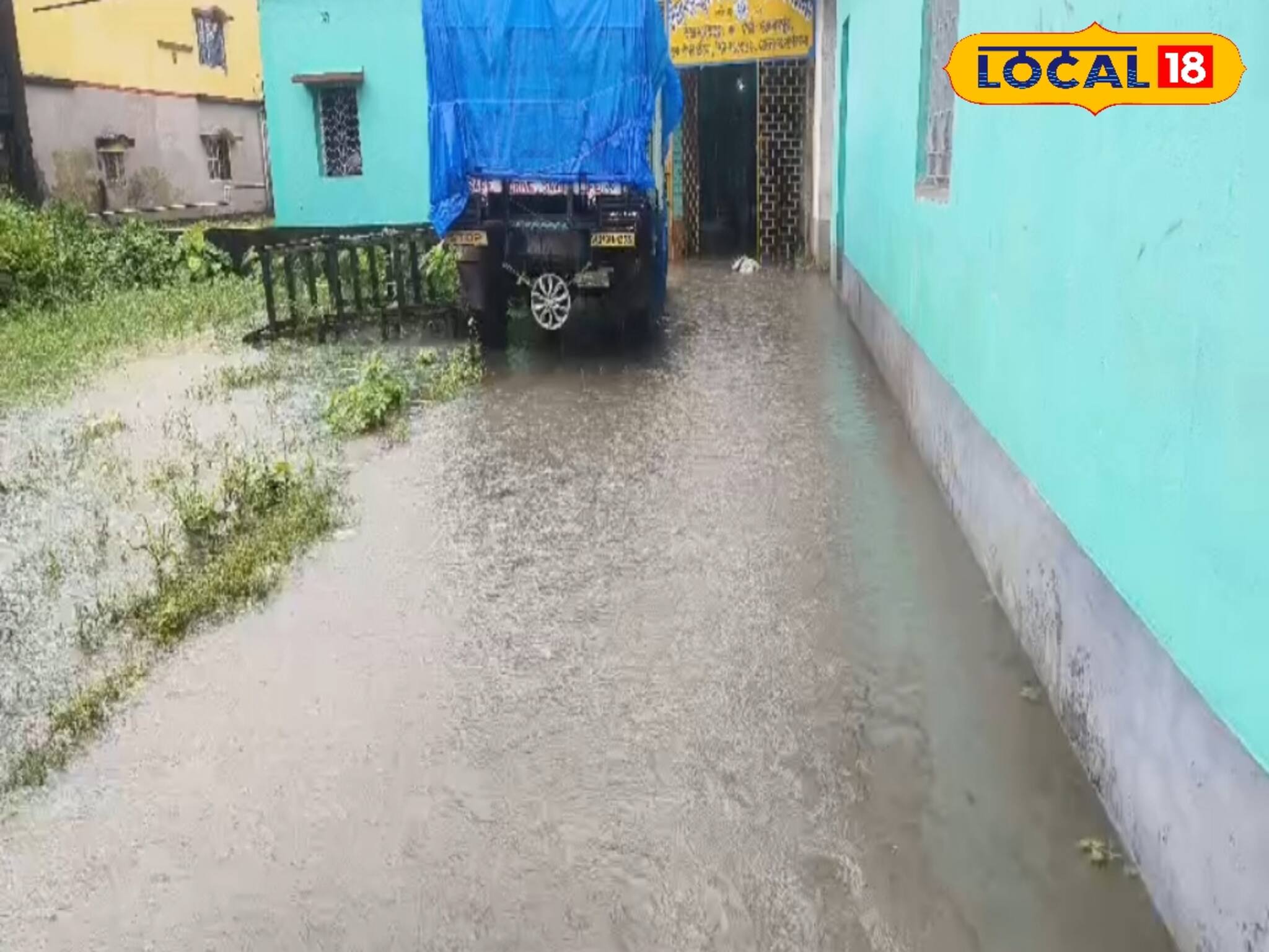 অতিবৃষ্টিতে নাজেহাল...! এবার জমা জলে নষ্ট বস্তা বস্তা সার, কী হবে চাষিদের