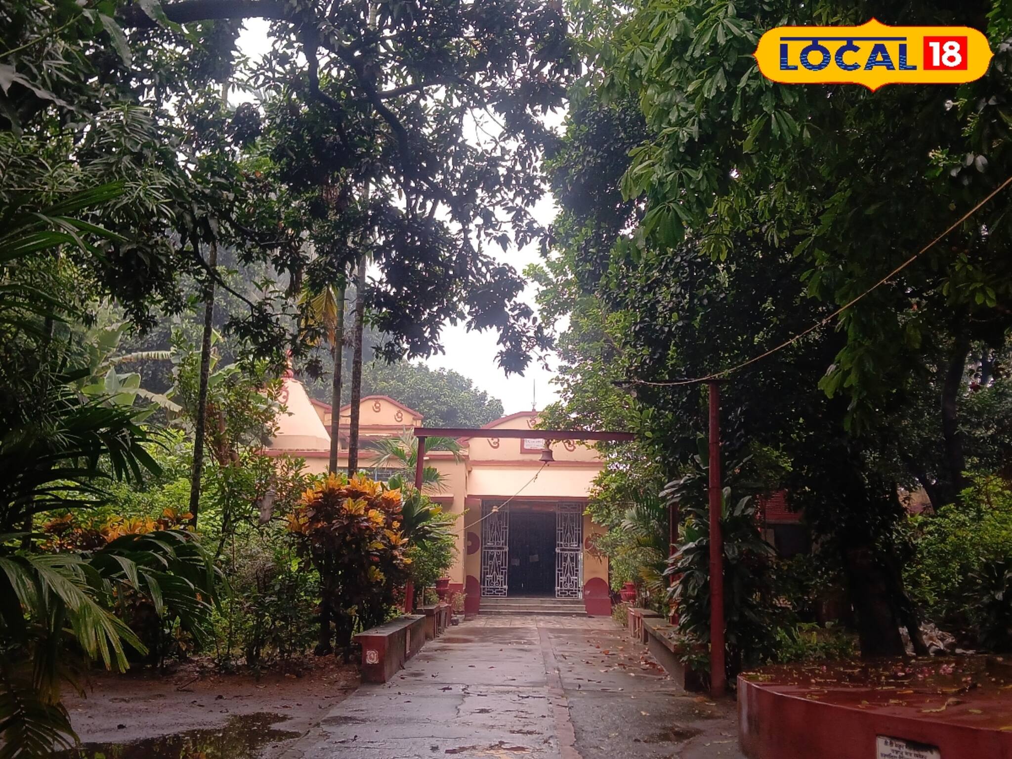 পুকুর ঘিরে শতাব্দীপ্রাচীন গাছ, শহুরে ব্যস্ততার মাঝে প্রকৃতির কোলে শান্তির ঠিকানা এই মঠ