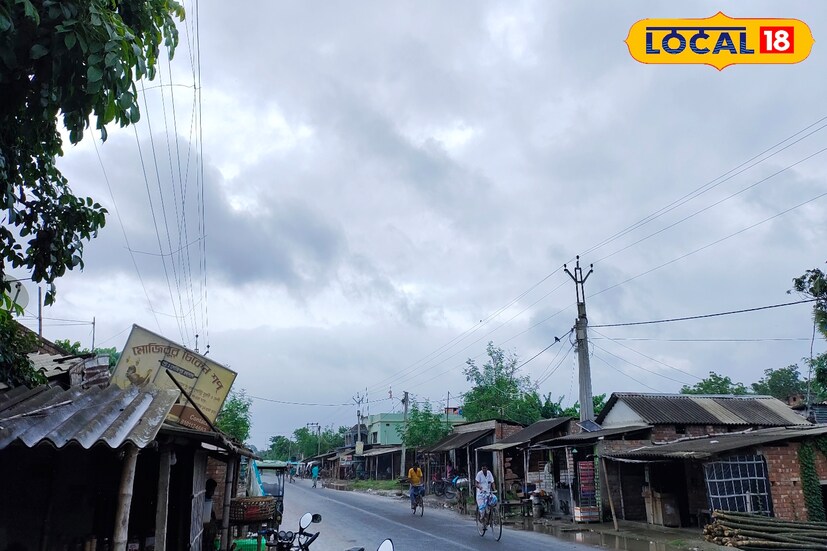 হাওয়া দফতরের পূর্বাভাস অনুযায়ী, বৃহস্পতিবার সকালে উত্তরবঙ্গের দার্জিলিং, কালিম্পং, জলপাইগুড়ি, মালদহ জেলার অনেক জায়গায় ভারী থেকে অতি ভারী বৃষ্টিপাতের সম্ভাবনা থাকছে। 