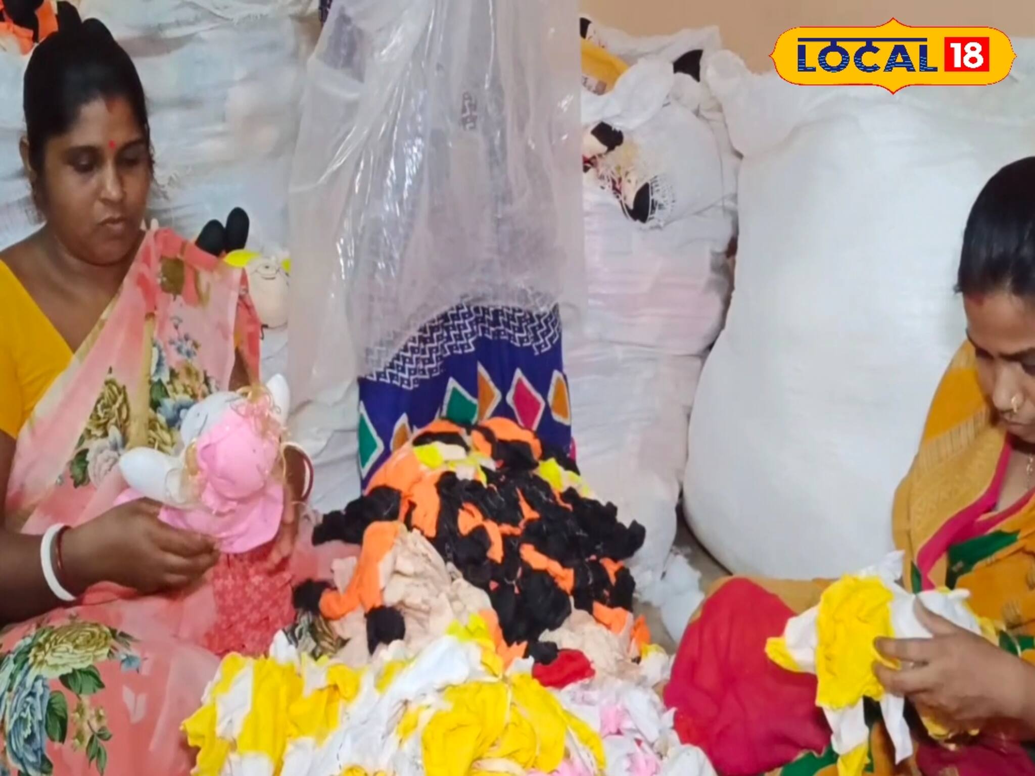 সংসার সামলেও গড়ে তুলেছেন এক অন্য জগত! কামরাবাদের গৃহবধূরা দেখাচ্ছেন নতুন আয়ের পথ