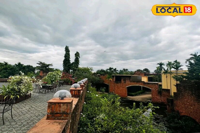 সারা বছরেই বাঙালি বেড়াতে যেতে পছন্দ করেন। কিন্তু বর্ষায় পাহাড় এড়িয়ে যান অনেকেই। সেজন্য এই বর্ষায় ঘুরতে পারেন কলকাতার কাছে রায়চক ফোর্টে।