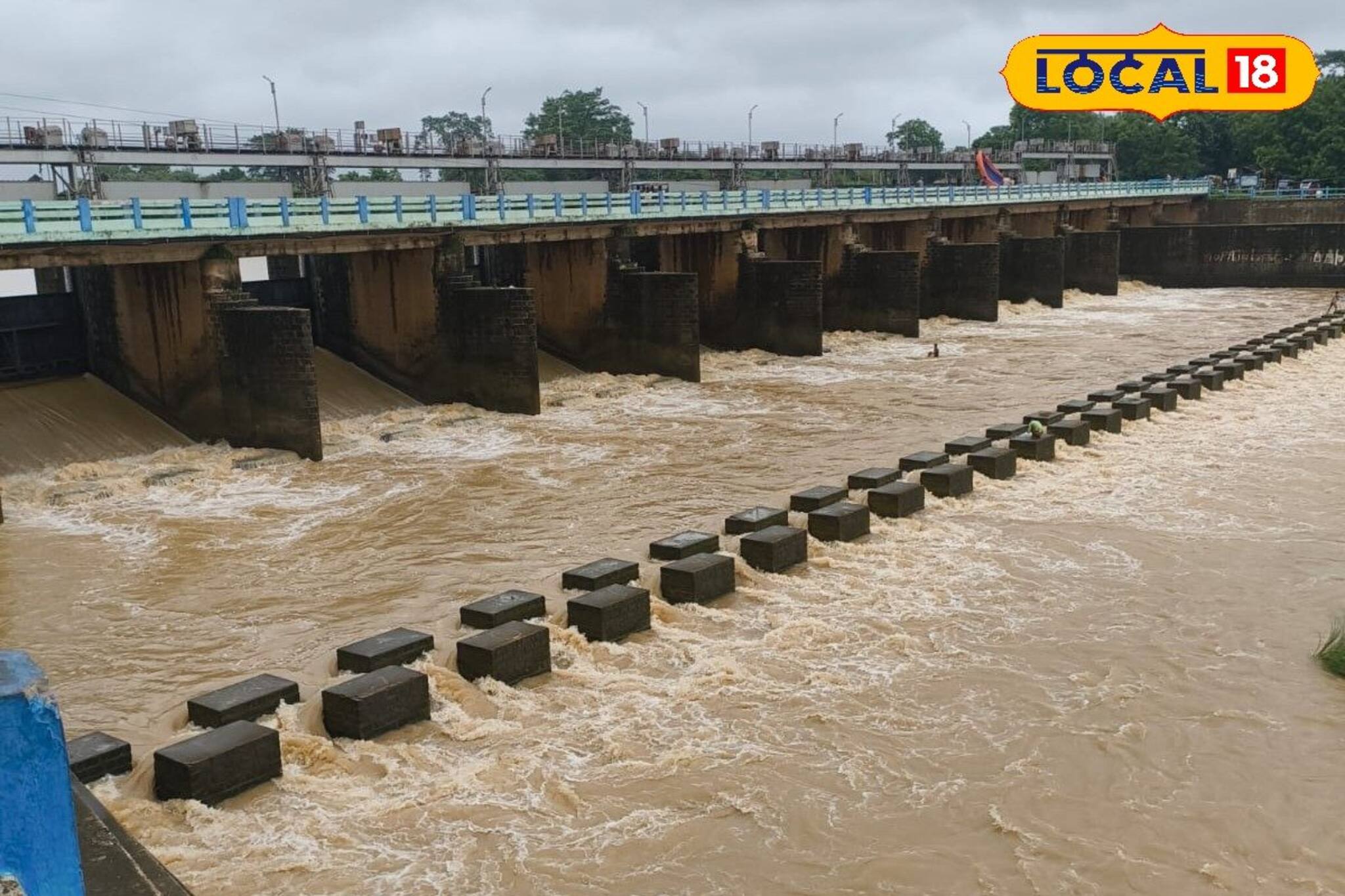 লাগাম ছাড়া বৃষ্টির ফলে ব্যারেজ থেকে ছাড়া হচ্ছে জল, আতঙ্কে গ্রামবাসীরা