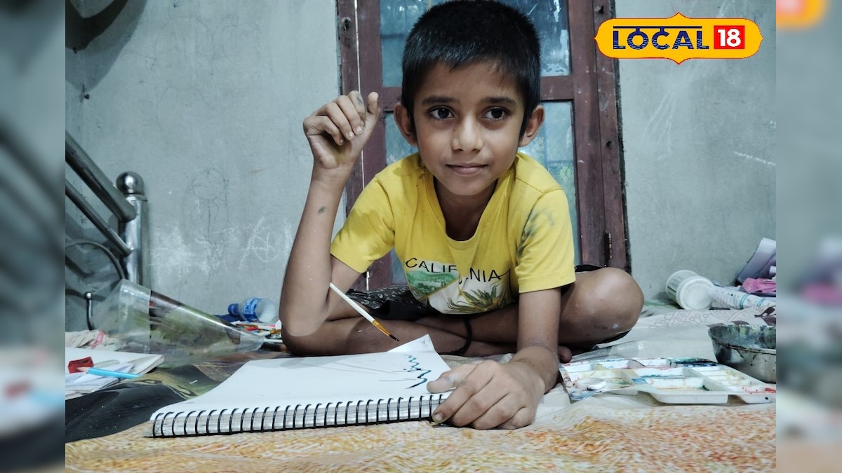 অবাক কাণ্ড! শুধু মুখ আর কনুই দিয়ে ছবি এঁকেই তাক লাগিয়ে দিলেন রামগঙ্গার এক বালক… শুনলে অবাক হবেন