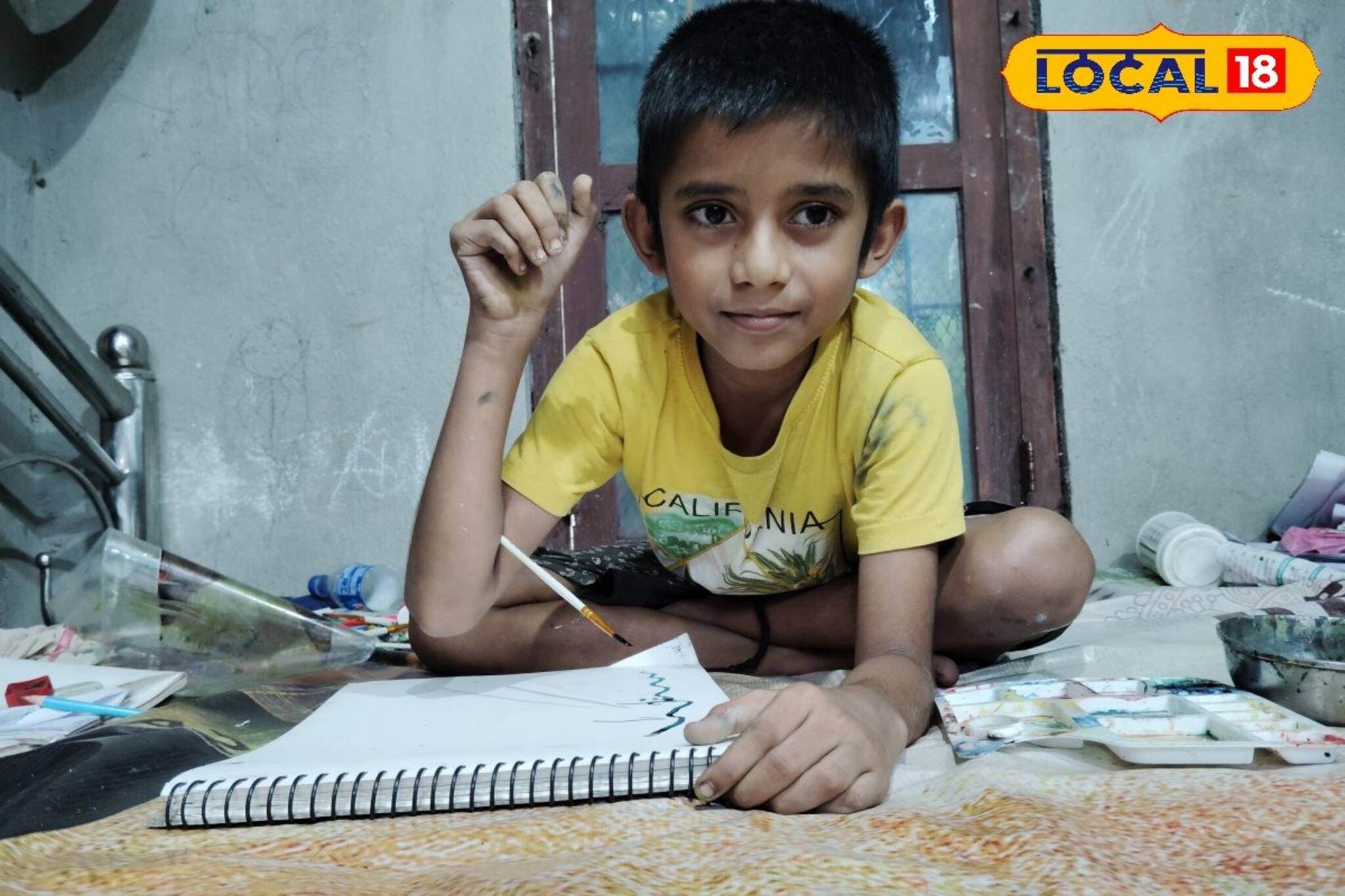 অবাক কাণ্ড! শুধু মুখ আর কনুই দিয়ে ছবি এঁকেই তাক লাগিয়ে দিলেন রামগঙ্গার এক বালক