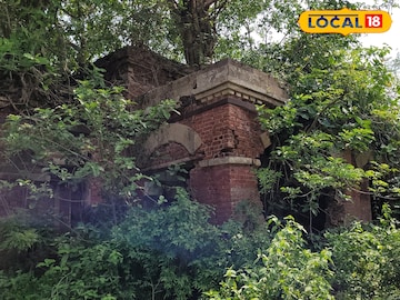 Historical Place: ভাঙা ইটের কোণে কোণে ইতিহাসের গন্ধ! কান পাতলে শোনা যায় ‘এই’ আদালতের কাহিনী, কোথায় বলুন তো? Historical Place: ভাঙা ইটের কোণে কোণে ইতিহাসের গন্ধ! কান পাতলে শোনা যায় ‘এই’ আদালতের কাহিনী, কোথায় বলুন তো?