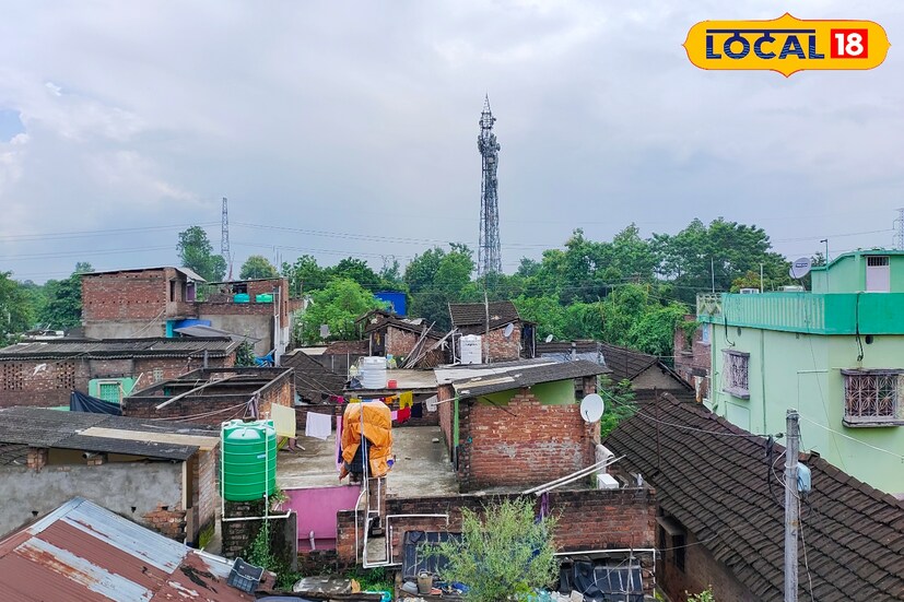 উত্তরবঙ্গের দার্জিলিং সহ পার্বত্য জেলাগুলিতে পরিষ্কার থাকছে আকাশ। তবে শুক্রবার সকালে উত্তরবঙ্গের মালদহ ও দুই দিনাজপুরে বিক্ষিপ্তভাবে হালকা বৃষ্টিপাত অনুভব হবে। যদিও শুক্রবার সকালের পর থেকে পরিষ্কার থাকবে আকাশ। তবে বেশ কিছু স্থানে হালকা ছিঁটে ফোটা বৃষ্টি হতে পারে বলে জানিয়েছে আবহাওয়া দফতর।