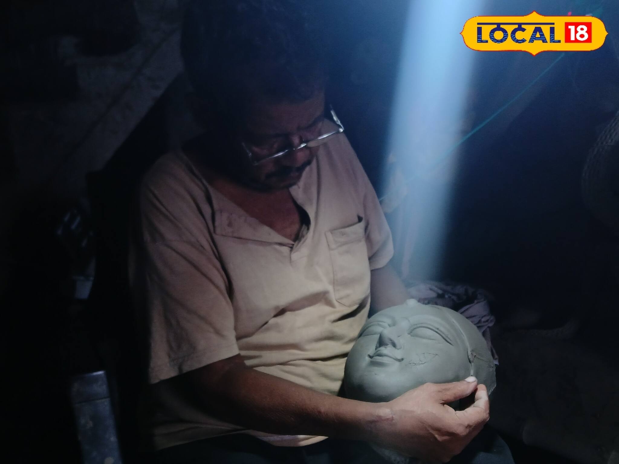 এগিয়ে আসছে দুর্গাপুজো, এদিকে জারি লাগাতার বৃষ্টি, চিন্তায় প্রতিমা শিল্পীরা