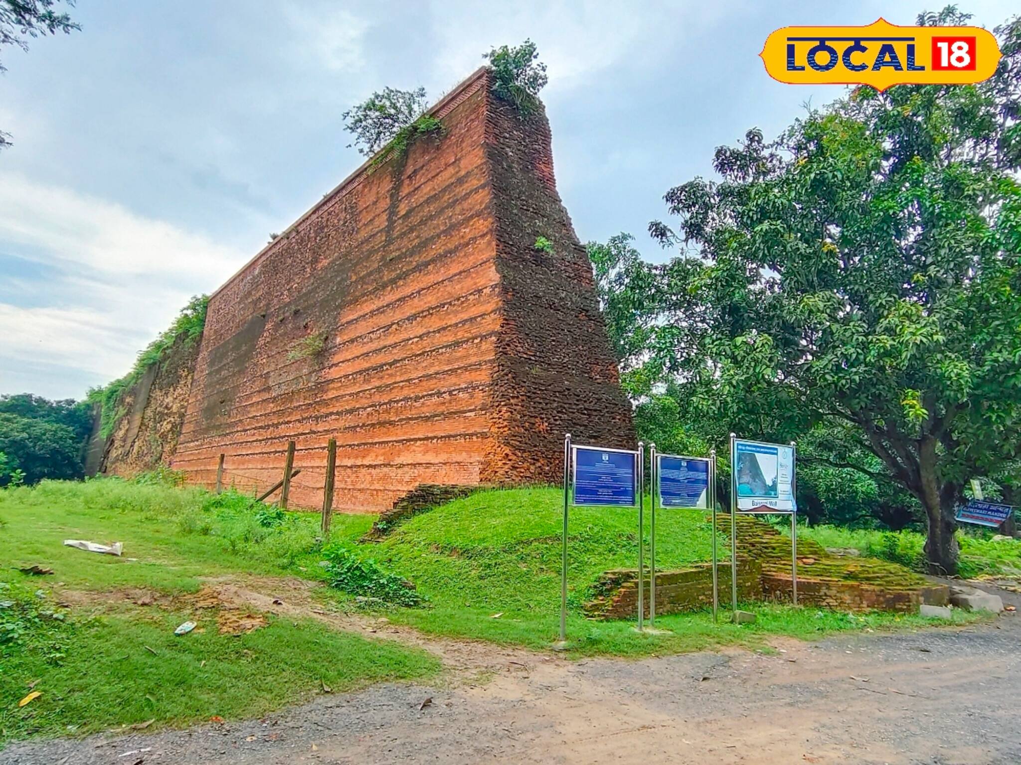 ঐশ্বর্যে ভরা গৌড় নগরীকে ঘিরে থাকা এই বাইশগজি প্রাচীর আজ ইতিহাসের নীরব দলিল