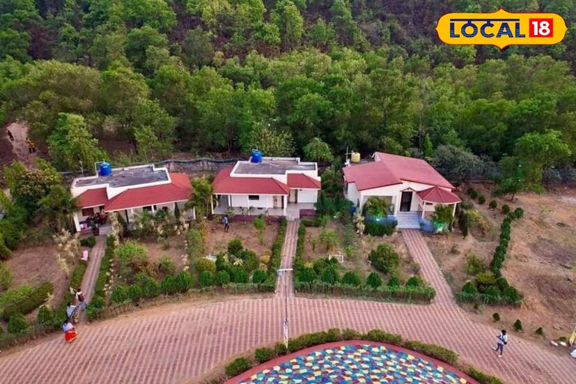 বিহারীনাথ পাহাড়ে রয়েছে থাকার সুব্যবস্থা। নিম্নবিত্ত থেকে শুরু করে এলাহী আয়োজন সবই পেয়ে যাবেন এই পাহাড় সংলগ্ন এলাকায়।