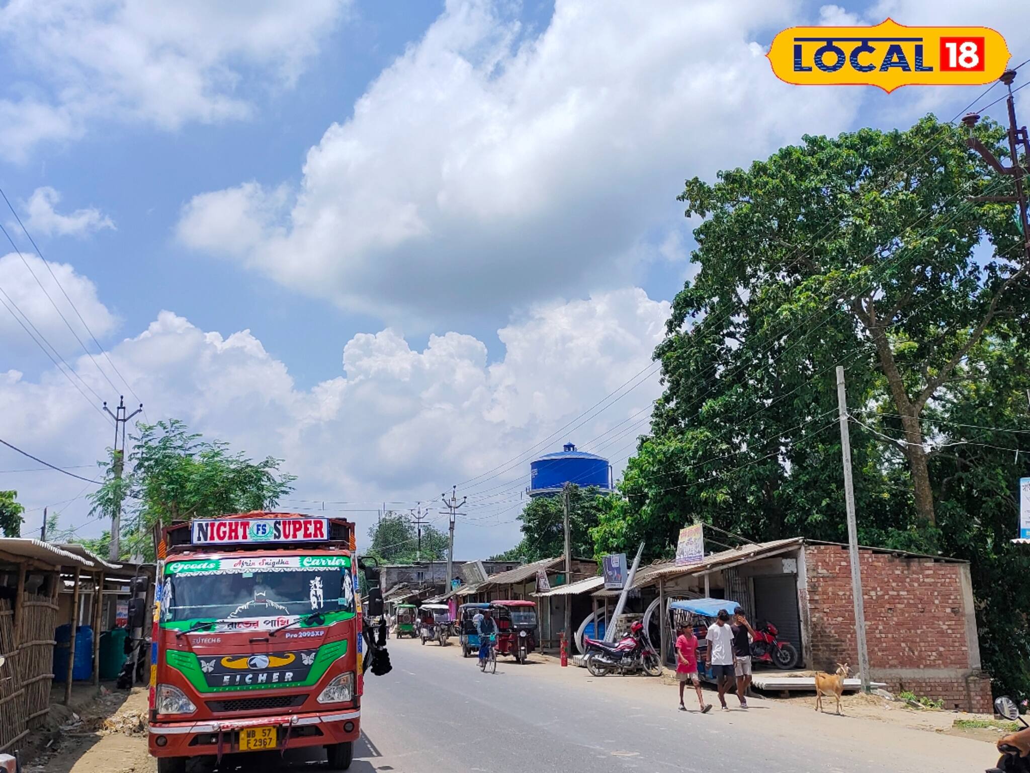 রোদ ঝলমলে আকাশ, ছিটেফোঁটা বৃষ্টি...! শনিবার যেমন তেমন, রবিবার কী হবে?