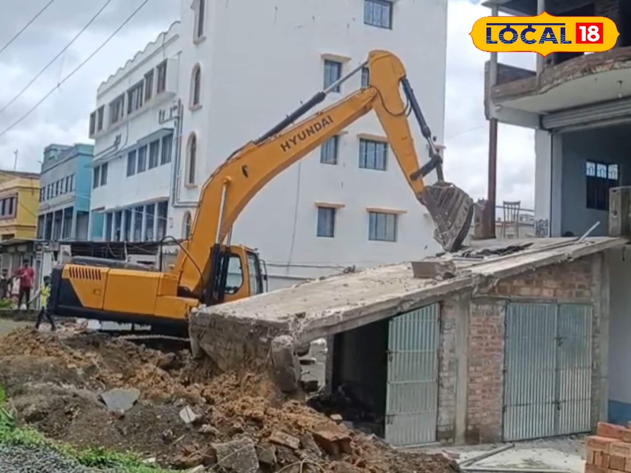 মুর্শিদাবাদে বুলডোজার...! ভেঙে গুঁড়িয়ে দেওয়া হল একের পর এক বিল্ডিং, কেন এমন কড়া পদক্ষেপ