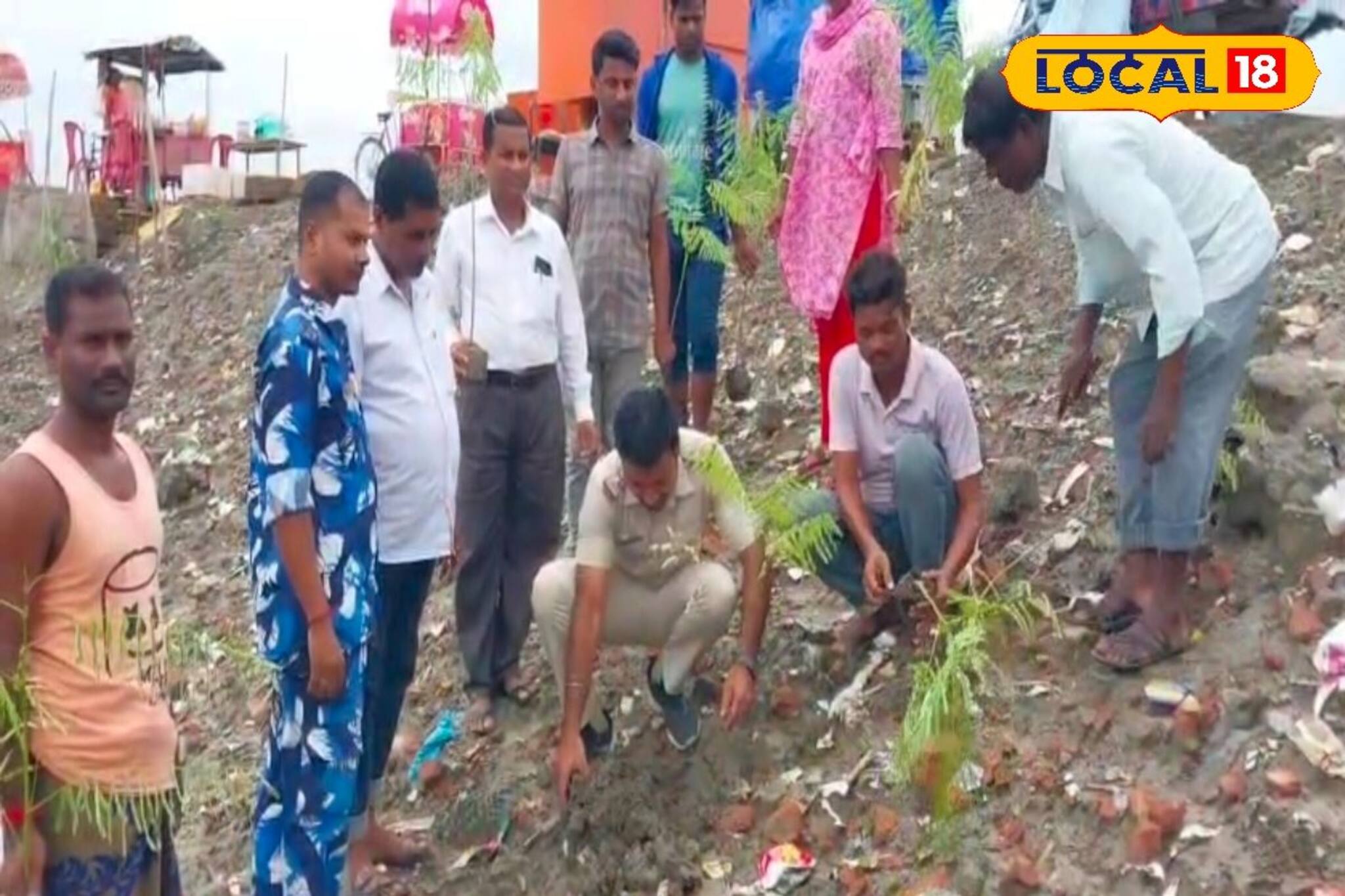 হাতে লাঠি নয় গাছের চারা! কৈখালিতে নদীর পাড় রক্ষায় পুলিশ