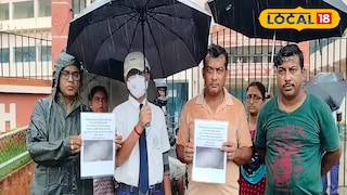 স্কুলের সামনে প্রতিবাদ