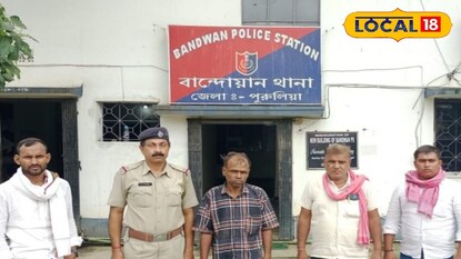 পুরুলিয়া পুলিশ হারানো ব্যক্তিকে উত্তরপ্রদেশের পরিবারের হাতে তুলে দিচ্ছে