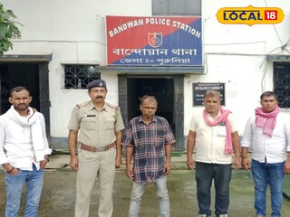 পুরুলিয়া পুলিশ হারানো ব্যক্তিকে উত্তরপ্রদেশের পরিবারের হাতে তুলে দিচ্ছে