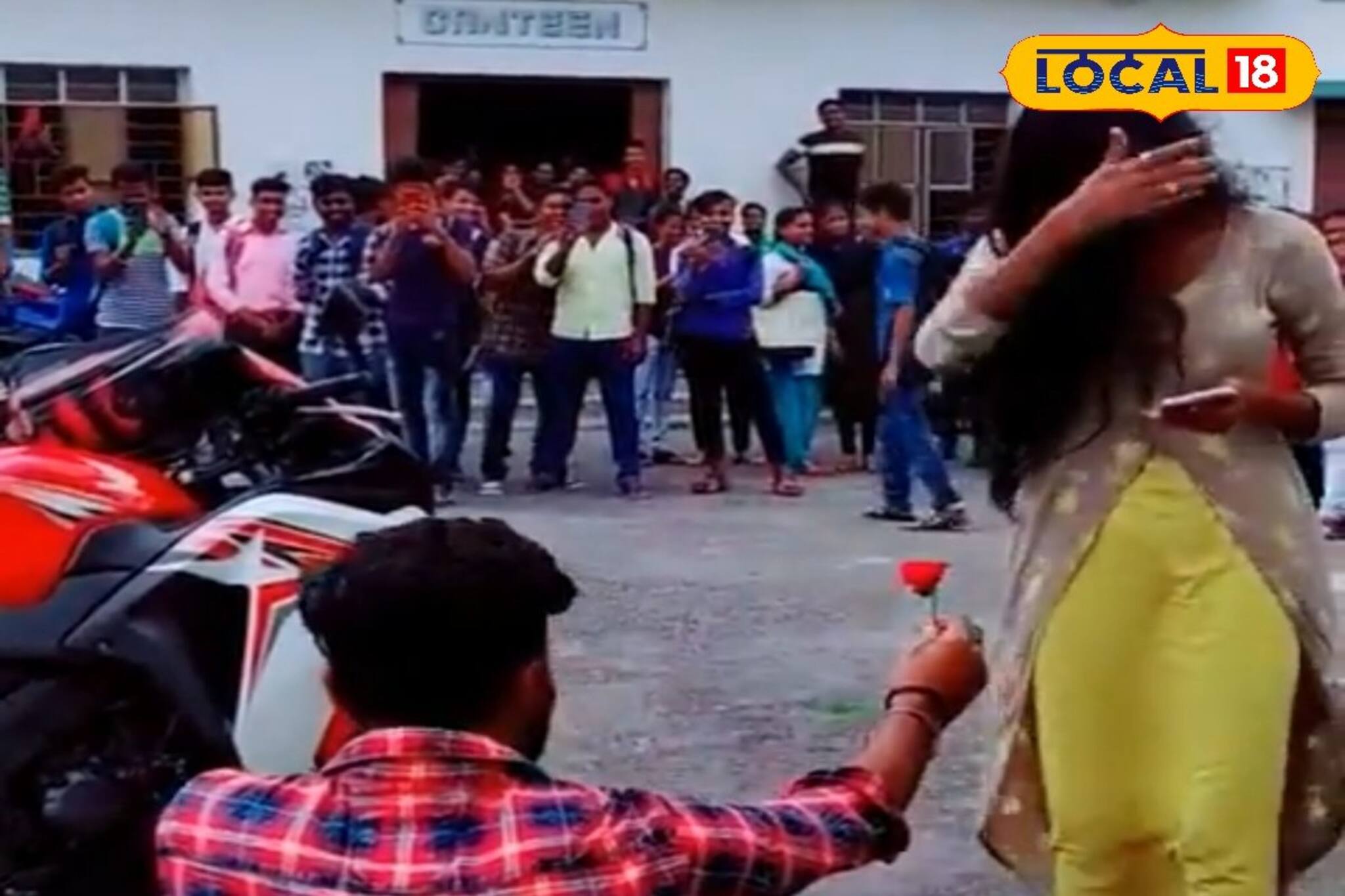 কলেজ ক্যাম্পাসের মধ্যে প্রকাশ্যে যা করল যুবক-যুবতী, ভিডিও ভাইরাল হতেই চরম বির্তক কাকদ্বীপে