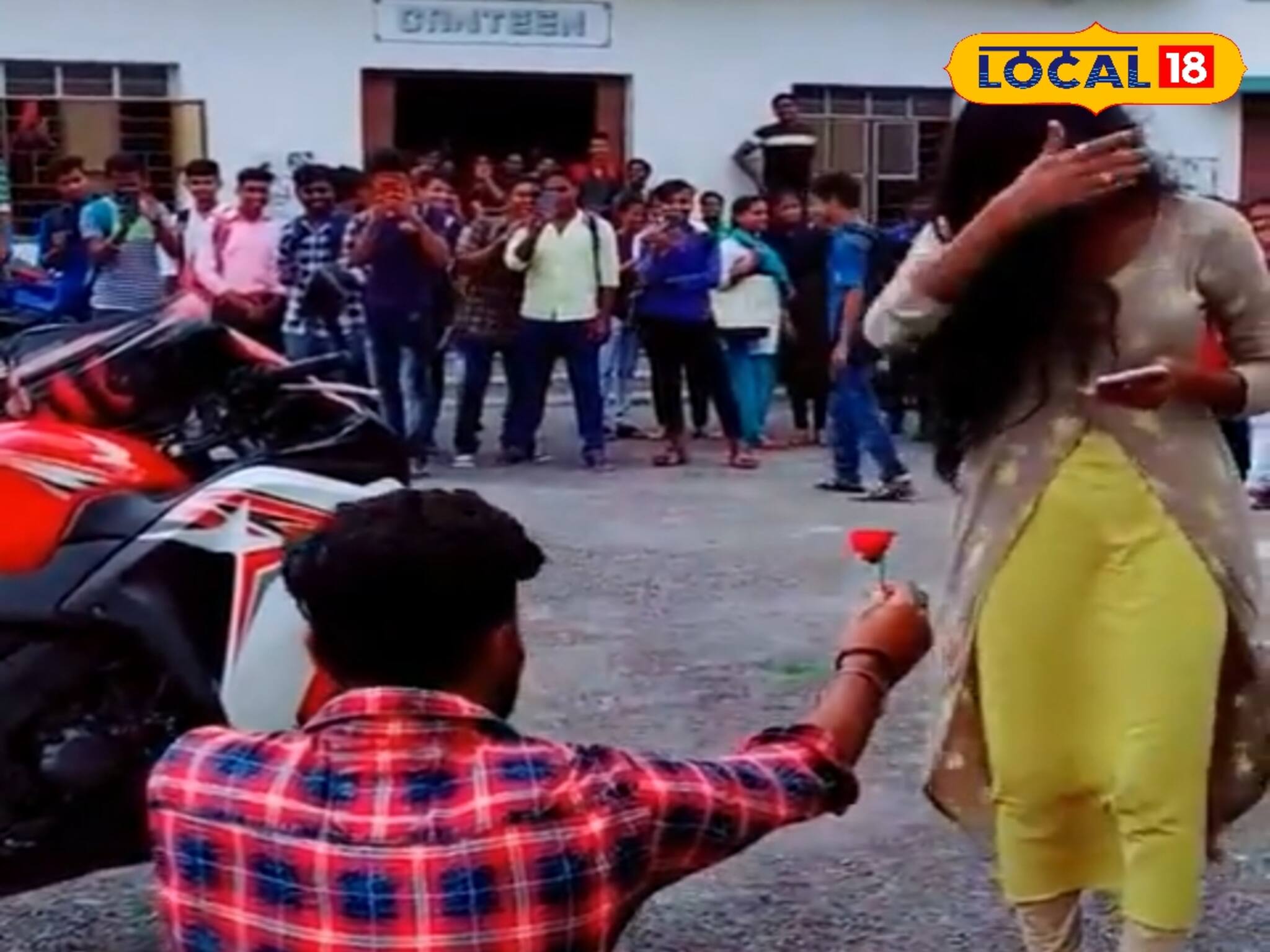 কলেজ ক্যাম্পাসের মধ্যে প্রকাশ্যে যা করল যুবক-যুবতী, ভিডিও ভাইরাল হতেই চরম বির্তক কাকদ্বীপে