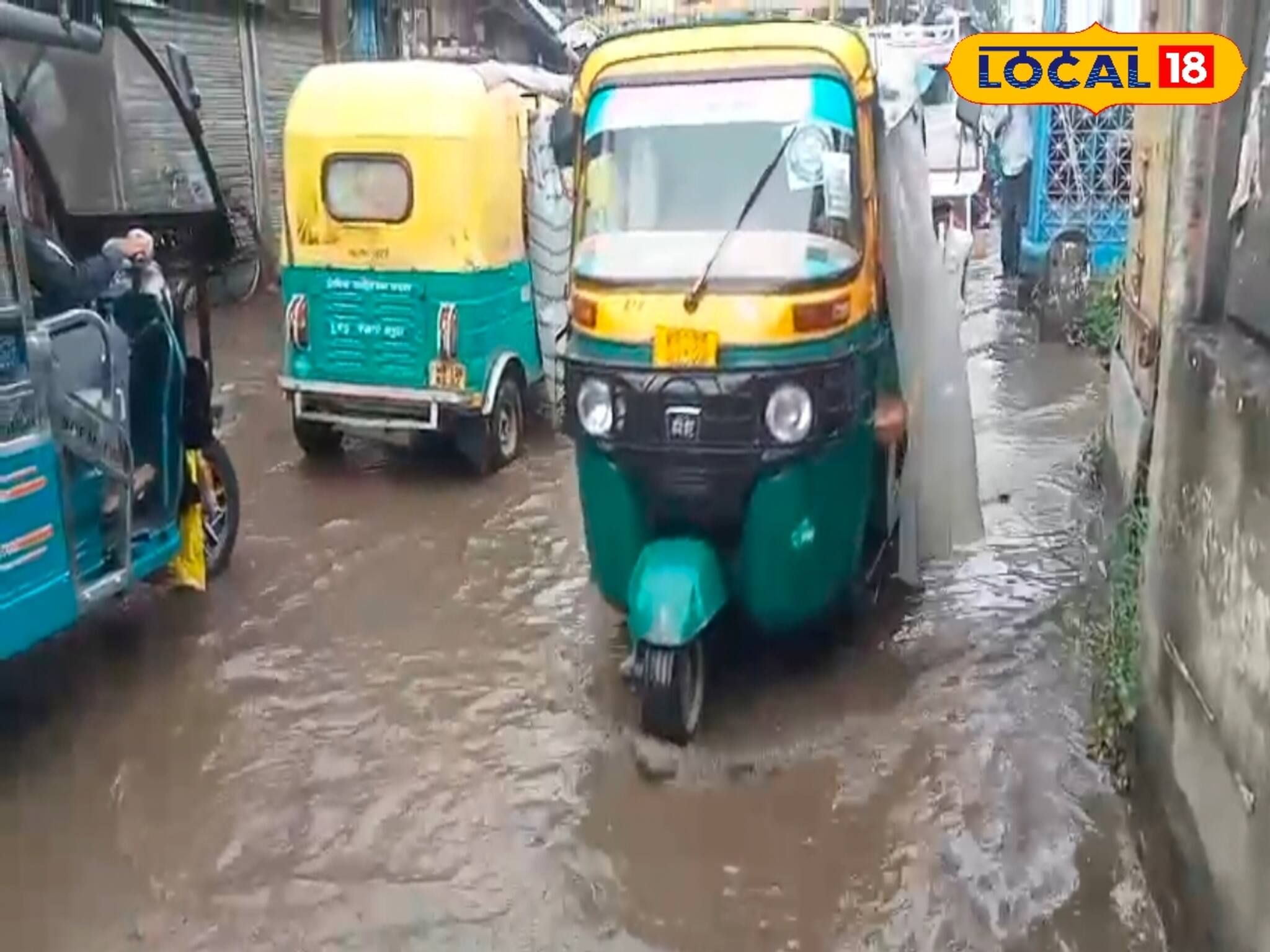 রেলগেটের অবস্থা শোচনীয়! টানা বৃষ্টিতে জমা জলে নাজেহাল বারুইপুরবাসী
