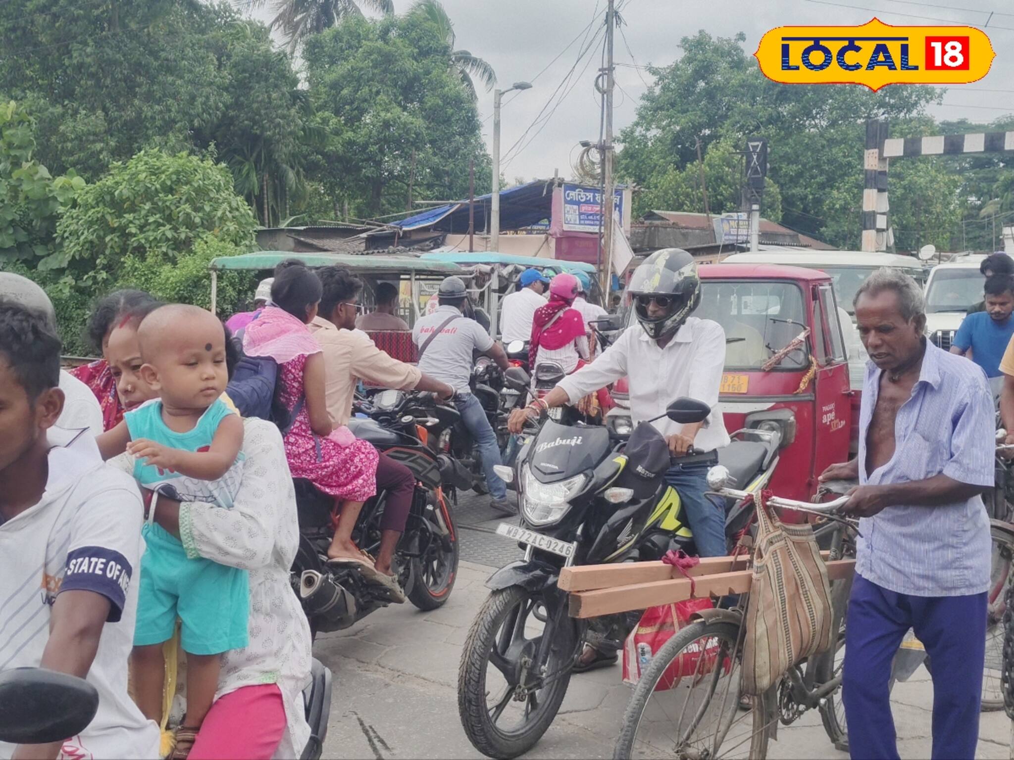 রেল গেটে দাঁড়িয়ে দাঁড়িয়ে আর সময় নষ্ট নয়...! জলপাইগুড়ি রোড স্টেশনের আগে রেলের রোড ওভারব্রিজ