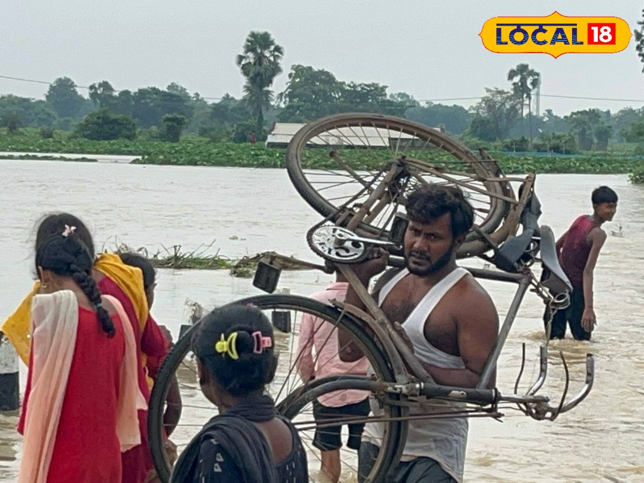 Birbhum News: হাজার হাজার কিউসেক জল...! প্লাবিত একের পর এক এলাকা, কীভাবে কাটছে বীরভূমের এইসব বাসিন্দাদের, দেখলে কষ্ট পাবেন